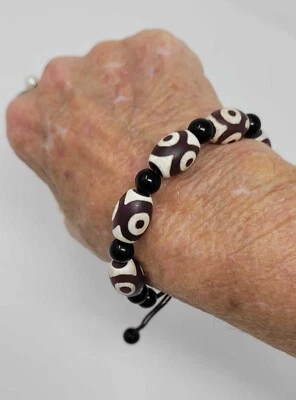 Pulsera Tribal Ágata Tibetana DZI con 3 Ojos en cada Piedra, Hecha a Mano Ajustable  Foto 1 de 3