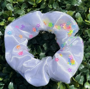 Star Milkshake Scrunchie Aesthetic white multicolor stars hair accessory - Picture 1 of 3