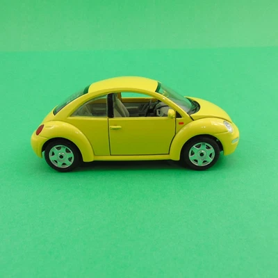 Coche de juguete fundido a presión Burago Volkswagen Beetle 1998 amarillo escala 1:24 hecho en Italia Foto 1 de 4