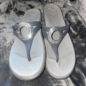 Crocs Women Sz 10 Sanrah Sandals Wedge Triple Silver Circle Navy Flip Flop Thong - Picture 1 of 5