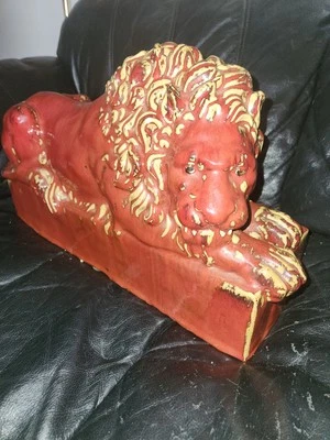  León en reposo de cerámica esmaltada de sangre de buey y celadón siglo XX 22" X 13" Foto 1 de 4