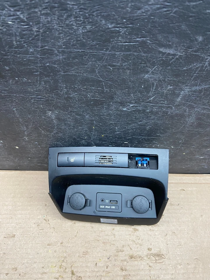 2011-2013 Kia Sorento Center Seat Heater Switches Aux USB Power Outlet J9589 DG - image 1 of 4