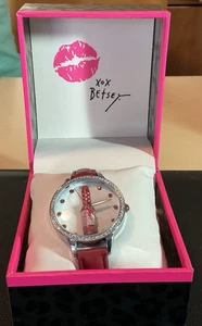 Nuevo en Caja Reloj Betsey Johnson Rojo "Hottie" Salsa Caliente Precio de venta sugerido por el fabricante 85 USD - Imagen 1 de 3