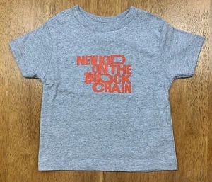 Children’s Size 4 Gray T-Shirt New Kid On The Blockchain Bitcoin Funny Crypto - Picture 1 of 6