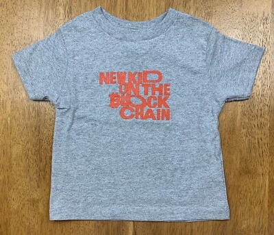 Children’s Size 4 Gray T-Shirt New Kid On The Blockchain Bitcoin Funny Crypto - Image 1 of 4
