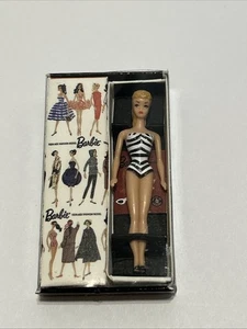 2" Miniatur Reproduktion 1959 Badeanzug Barbie & Box - Bild 1 von 2