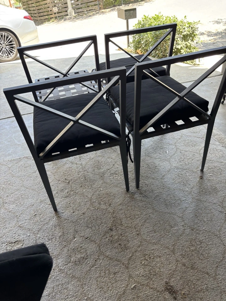 Juego de cuatro sillas de comedor de exterior de herrajes de restauración Foto 1 de 3