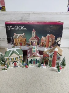 De Colección Trim-a-Home Holiday Memories Juego de 10 Piezas Iluminado Pueblo de Navidad en CAJA   - Imagen 1 de 21