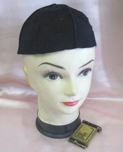 ANTIQUE 1930s LADIES WOMENS FELT HAT & BRONZE POWDER COMPACT WITH LIPSTICK - Picture 1 of 11
