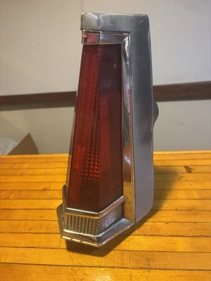 Оригинальный задний фонарь для Cadillac Coupe Deville 1969 года со стороны пассажира под правую руку - Изображение 1 из 4