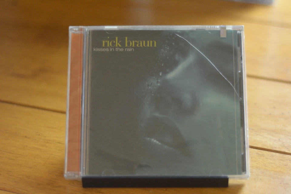 RICK BRAUN "KISSES IN THE RAIN" AUDIO CD [NEW SEALED] CASE CRACK [158] - Imagem 1 de 4