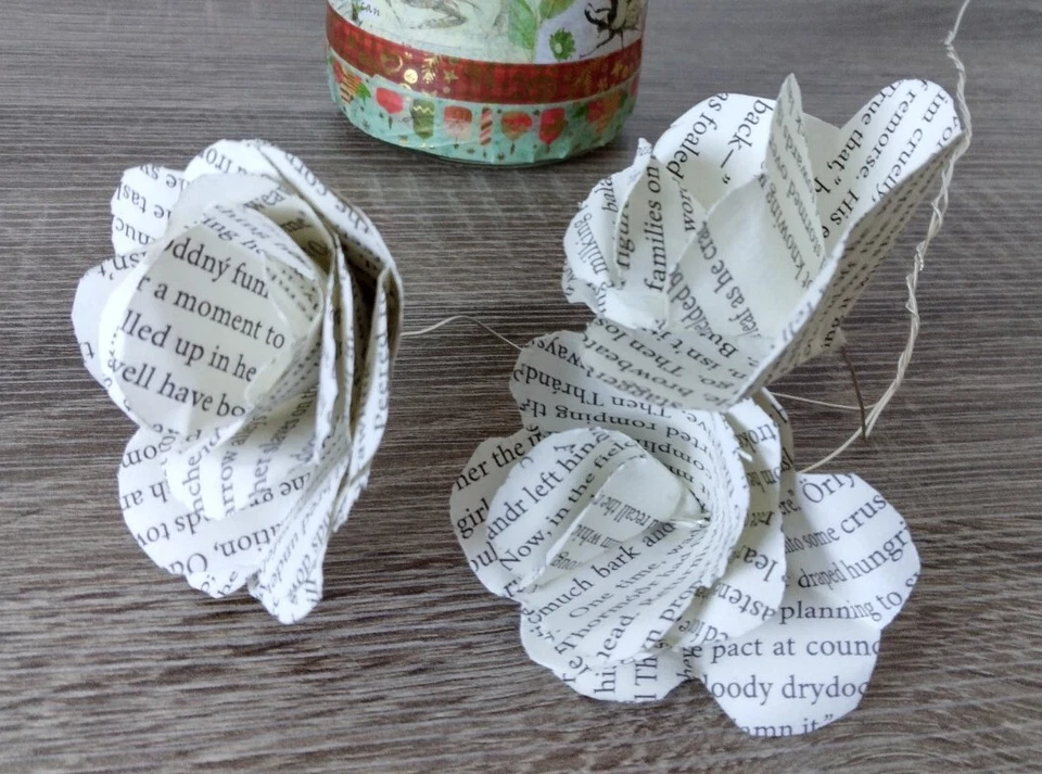 Rosas de papel marfil - Ramo de rosas de color marfil - Páginas de libro recicladas Foto 1 de 3