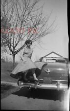 #BM18-d négatif photo plastique vintage - jeune femme assise dans la voiture