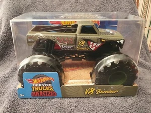 HOT WHEELS MONSTER TRUCK 1/24 OVERSIZED V8 BOMBER NEW BOXED - Picture 1 of 3