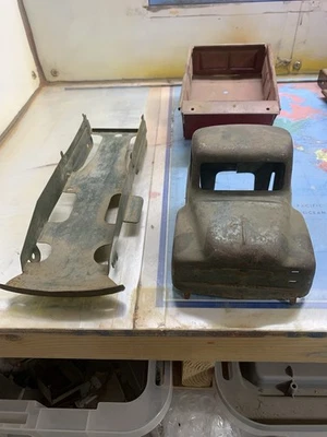 Buddy L 1950s Vintage Army Truck Parts Lot. Cab, Frame, And Unknown Dump Bed. - Image 1 of 4