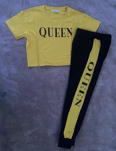 Set De Pantalón Y Camiseta Con Logo Queen En Color Amarillo Para Niñas - Picture 1 of 1