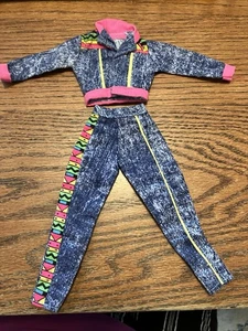 Barbie Muñeca Jeans Fin de Semana Moda Lavado Ácido Denim Chaqueta Pantalones Años 90 Neón - Imagen 1 de 3