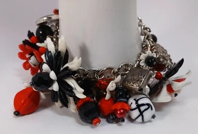 Pulsera SerenitySue Hecha a Mano Dije Artesanal ÚNICA EN SU CLASE Negro Blanco Rojo Flores Plus Foto 1 de 4