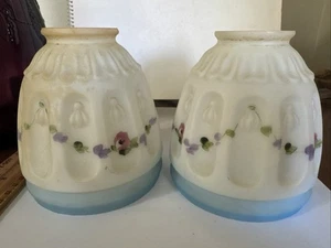 Vintage Milchglas geformter Lampenschirm handbemalt Blumen blau & weiß - Bild 1 von 18