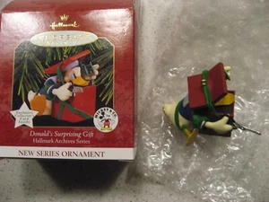 Vintage Hallmark Keepsake Mickey & Co Donald's regalo sorprendente ornamento di Natale - Foto 1 di 5