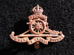 QUO FAS ET GLORIA DUCUNT CAP BADGE - Picture 1 of 1