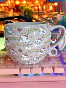 Taza púrpura Sanrio Hello Kitty 2023 arco iris globos de aire caliente nubes mango de bucle - Imagen 1 de 9