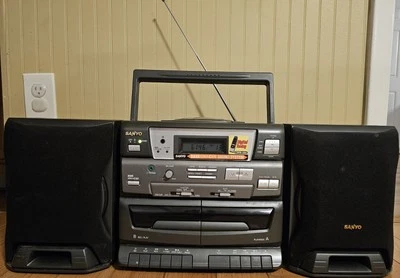 Sanyo CWM-550 CD Portable Radio Cassette Recorder Boombox Vintage 1998 Works - Imagem 1 de 4