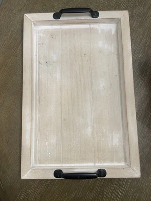 Bandeja de labios de madera lavada blanca decoración de granja con asas de metal negro Foto 1 de 3