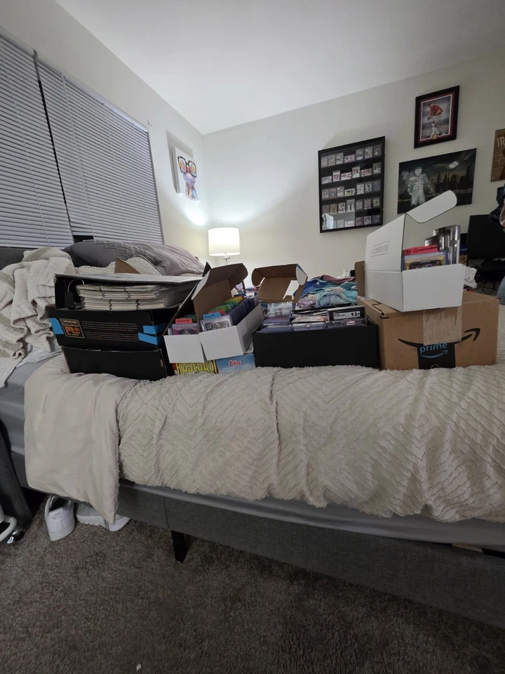 A Lot of Sports Card: Baseball Basketball and Football Trading Cards - Image 1 of 4