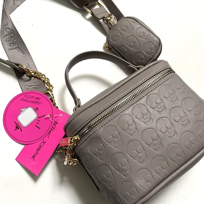 Bandolera BETSEY JOHNSON Calavera Repujada + Bolsa Gris Mango Superior Calaveras Foto 1 de 4