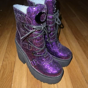 Killstar Plateau Stiefel Absatz Größe 5 Glitzer Lila Cosplay Goth Halloween Neu ohne Karton - Bild 1 von 24