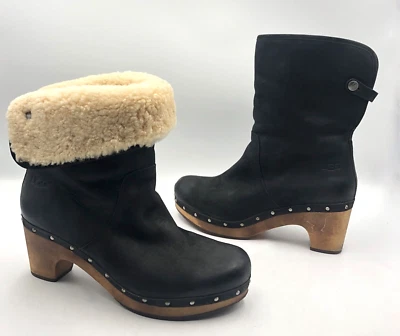 Botas zueco UGG Lynnea para mujer negras de piel de oveja con puño plegable de cuero con tachuelas 9 Foto 1 de 4