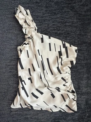 Blusa The Limited Top Satinado con Volantes en un Hombro XS Marfil Negro Estampado Abstracto Foto 1 de 4