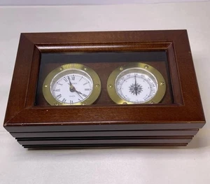 Reloj y termómetro de cuarzo de escritorio Linden de colección de 9,25 pulgadas caja de madera dura y adornos de latón - Imagen 1 de 8