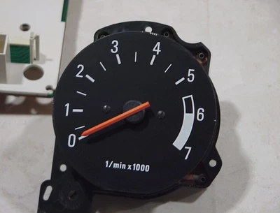 Volvo 240 80mm Tacómetro Acabado Satinado y Eje Reloj Enchufable Estuche de Envío. 6,0K Foto 1 de 4