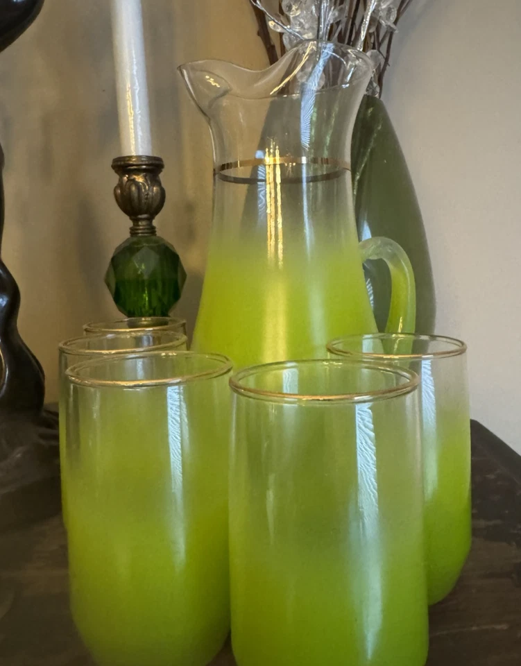 Conjunto de jarro fosco verde vintage com 5 copos e aros dourados meados do século moderno - Imagem 1 de 1