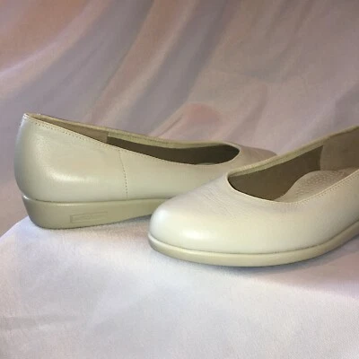 Nuevo 9.5 NARROW BONE Cuero Cuña Baja por SOFTSPOTS ~ Talla 9.5N NUEVO ~ ENVÍO GRATUITO Foto 1 de 4