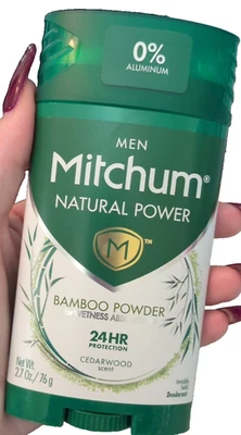 Polvo de bambú Mitchum Men Natural Power madera de cedro 2,7 oz. Foto 1 de 3