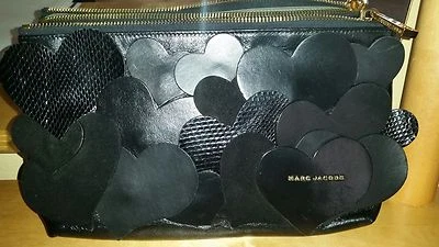 Bolso de Mano Marc Jacobs Love de Cuero Negro con Apliques de Corazón y Bolsa para el Polvo. Foto 1 de 4