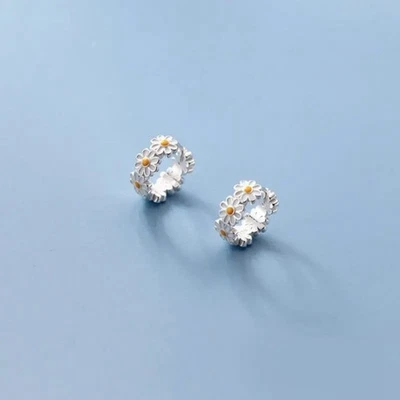 Brincos de argola de prata esterlina 0,925 margarida flor esmaltada Huggie - Imagem 1 de 4