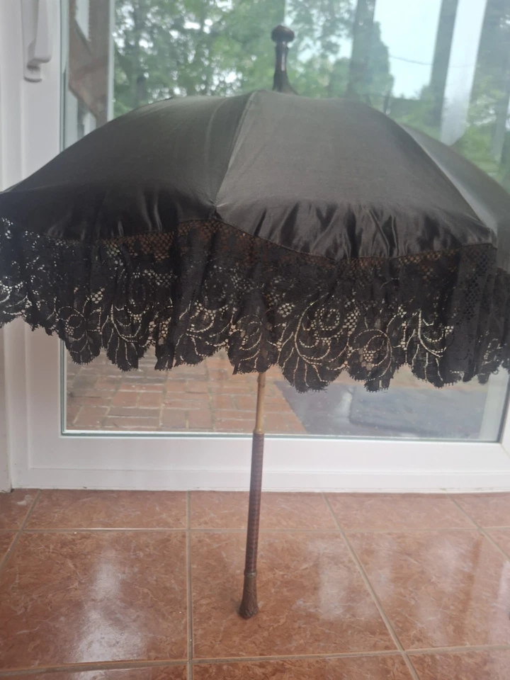 Старинный черный желтовато-коричневый шелковый кружевной зонтик зонтик резная деревянная ручка/финиал как есть - Изображение 1 из 4