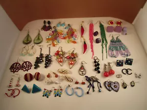 Lotto Vintage Misto di 30+ Costumi Gioielli Orecchini Trafitti Cerchi Perline Pendenti - Foto 1 di 13
