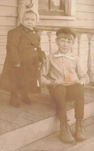 RPPC CHILDREN IN COATS ON PORCH STEP c1910 REAL PHOTO POSTCARD 102325 U - Picture 1 of 2