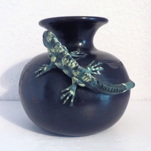 P Mateos Handmade Vintage Pottery Black Vase with Green Iguana, Mexican Pot - Picture 1 of 8