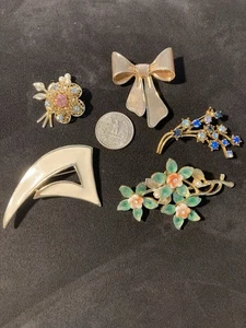 Lot of 5 Vintage Brooch Pins All But 1 Signed - Picture 1 of 16