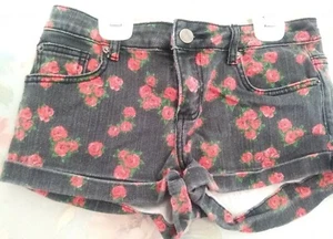 Pantalones cortos de jean Forever 21 Premium de mezclilla gris EE. UU. 27 con rosas. - Imagen 1 de 5