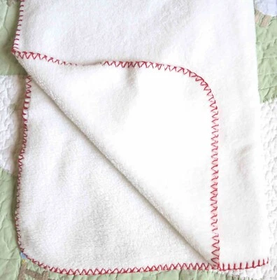 Manta gruesa de felpa blanca con borde cosido látigo rojo bebé niña o niño usada en excelente estado Foto 1 de 3