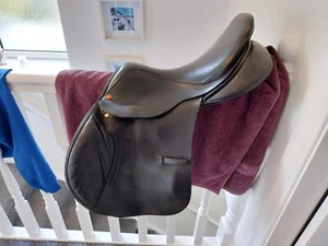 Albion Kontrol jumping saddle 17.5 inch - Picture 1 of 10