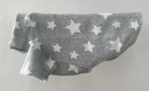 FLEECE HUNDEMANTEL / HUNDEPULLOVER AUS SUPERWEICHEM GRAUEM STERNMATERIAL - HERGESTELLT IN UK - Bild 1 von 5