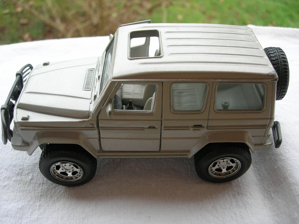 voiture 1/32: MERCEDES - BENZ 300GD a friction sur les 4 roues . - Photo 1/4